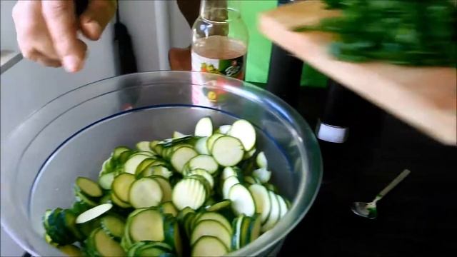 Маринованные КАБАЧКИ и ОГУРЦЫ за 15 минут. Marinierte Zucchini und GURKEN in 15 Minuten. смотреть онлайн