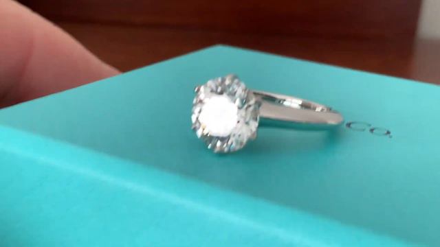 Tiffany & Co Brilliant Round 2.01 ct I Color VS1 clarity offered by Bluechipjewelry.com смотреть онлайн