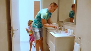 Катя нашла МИКРОБЫ у Макса и папы