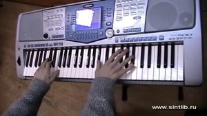 Смуглянка игра на синтезаторе