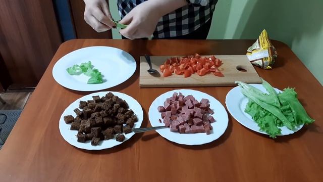 Салат с сухариками и мясом. Вкусный и легкий весенний салат.