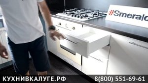 Современная угловая кухня с радиусными фасадами.