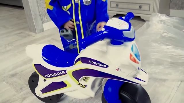 Милана и папа играют в полицейского и нарушителя порядка - сборник историй для детей смотреть онлайн