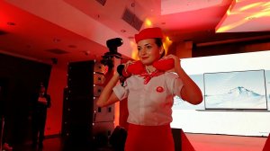 Добро пожаловать на борт Huawei Airlines. Вечеринка со стюардессами.