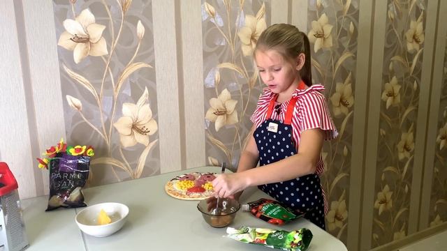 Превращаю магазинную пиццу в кулинарный шедевр! Пицца в форме лица! // PW98