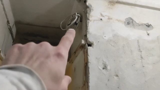 Зачем счищать старую шпаклёвку до основания.