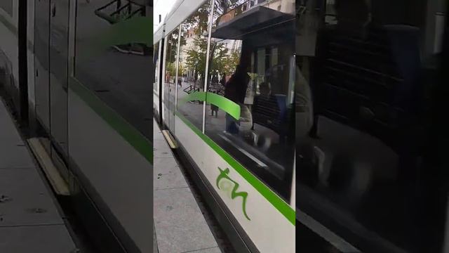 Tramway de Nantes ligne 1 à l'arrêt Mitterrand