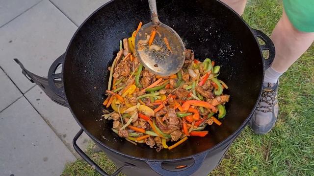 Фунчоза с мясом, и овощами по азиатски, в казане на костре. Вам надо это попробовать.