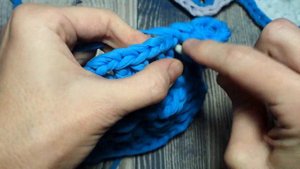 Салфетка снежинка из трикотажной пряжи. Подставка под горячее вязаная крючком.