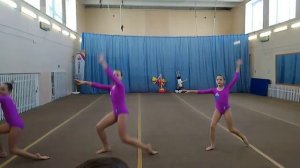 Выступление по спортивной акробатике по программе 2 спортивного разряда в тройке. Часть 1