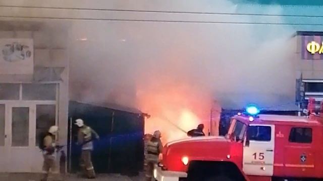 На рынке девятого микрорайона Ачинска от огня пострадали четыре торговых объекта смотреть онлайн