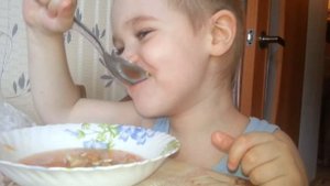Димка кушает борщ