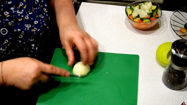 Обед за 50 рублей (20 ГРН). Пюре с жареной курицей и салат. Вкусный, бюджетный рецепт смотреть онлайн