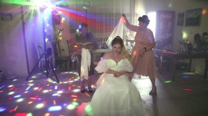 У невесты снимают фату, обычай на свадьбе