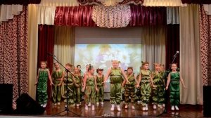 Танцевальный коллектив "Улыбка", танец "Гусеницы"