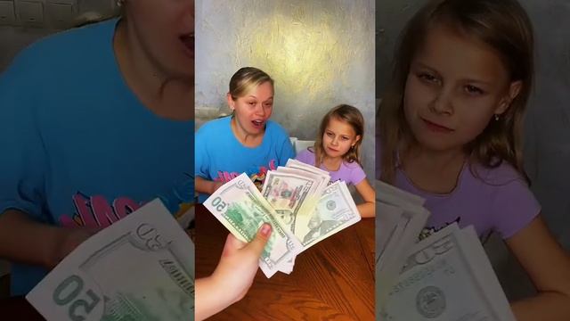 Она схватила большую конфету и проиграла ???#shorts Лучшее видео Многодетки(1)