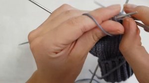 МАСТЕР КЛАСС Теплые пинетки спицами для новорожденного мишки.mp4