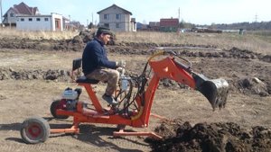 Первые обладатели мини экскаватора УМ-1000 копают траншеи