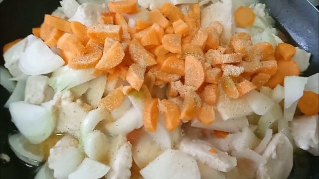 Не классический плов но не менее вкусный на сковороде с куриным филе. Ужин на скорую руку!