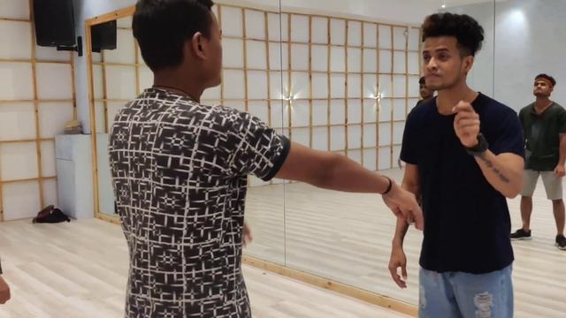 Popping workshop by popnflex in B YOU's dance academy #b_you #Awez_Darbar смотреть онлайн