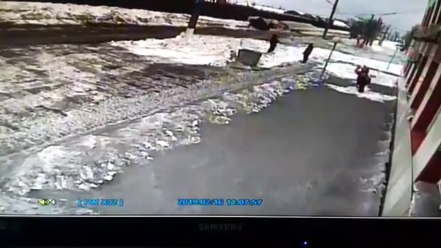 В Невельске маскировали угольную пыль, посыпая тротуары снегом смотреть онлайн