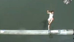 Упала пластом в воду