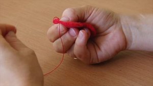 Как завязать узел на ткани, если дошил или заканчивается нитка