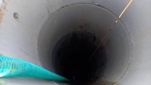 Прокачиваем новый колодец и устанавливаем скобы