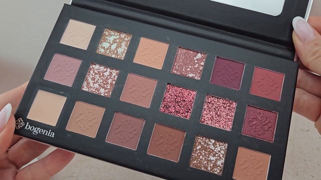 Палетка тіней для повік Bogenia Berry Galaxy Eyeshadow Palette 18 Color, 19.2 g смотреть онлайн
