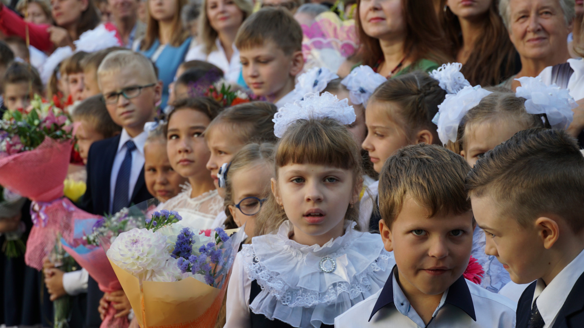 Какого 2 сентября. С началом учебного года. 5 Лицей Брянск. Гимназия 6 Алатырь 1 сентября 2019. Гимназия 642 1 сентября 2019 год.