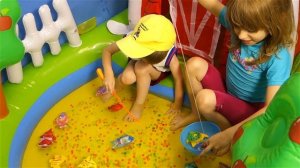 Бассейн для Детей Челлендж Рыбалка ловим разноцветных Рыбок Веселая Игра в Бассейне Lion boy