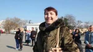 Севастопольцы плачут от радости во время подписания документа о присоединении Крыма к России