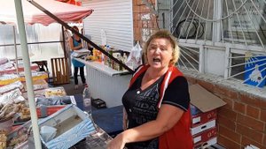 Бабка продает пропавшие пирожки и дерется с покупателями