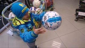 Риша покупает крутой футбольный мяч