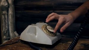 Миша впервые видит дисковый телефон