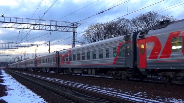 Приветливый машинист на ЭП20-050 со скорым фирменным поездом 20 Москва - Ростов на Дону