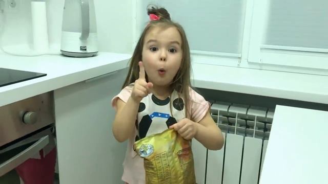 София и игра в сладости и шоколад | веселые истории про вредные сладкие конфеты