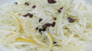 Капустный салат с копченым сыром и яблоком