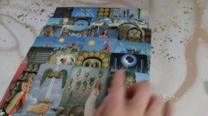 ЧЕМ ДЕРЖИТ ЕГО ДРУГАЯ? Таро гадание