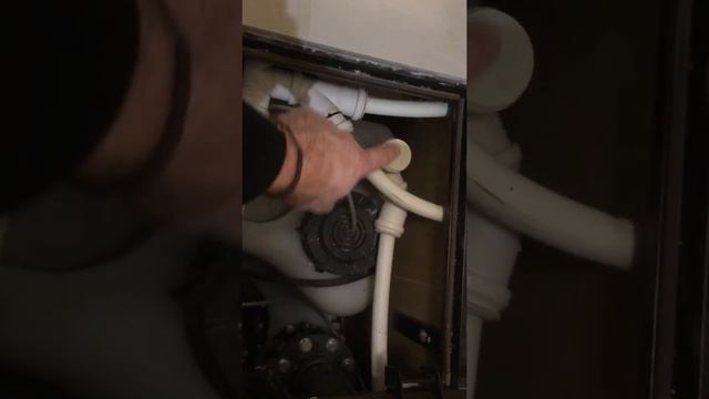 Сухой цокольный этаж при высоких грунтовых водах, решение. Канализационная установка.