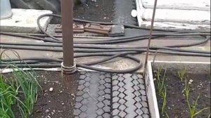 Разрезал грузовые покрышки и сделал дорожки в саду