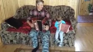 Дед с внуком играют на гармошках)))