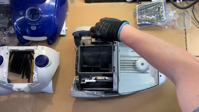 Disassemble Of ZAM6240 Vacuum Cleaner - Electrolux AirMAX - Power Control Doesnt Work смотреть онлайн