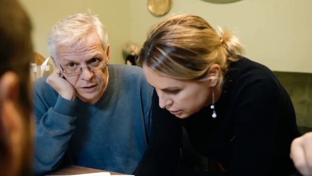 Для того,чтобы плавать в бассейне мишка должен физически окрепнуть. смотреть онлайн