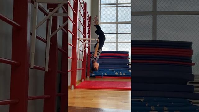 Комбинация по теме "Висы и упоры" для школьников смотреть онлайн