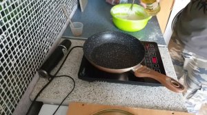Готовим оладьи, индукционная плита,  катаемся на роликах.