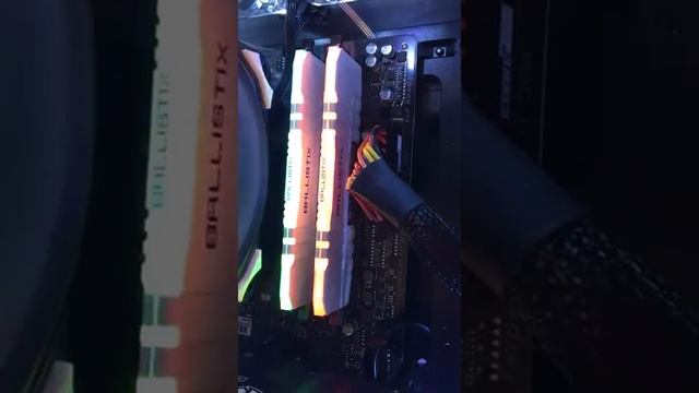 Crucial DDR4 32Gb (2x16Gb) 3000 Mhz pc- 24000 Ballistix White RGB (BL2K16G30C15U4WL) смотреть онлайн