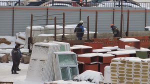 Рабочие пытаются закрепить тросы, чтобы вытащить трубы из Шаланды, которые чуть не сорвались.