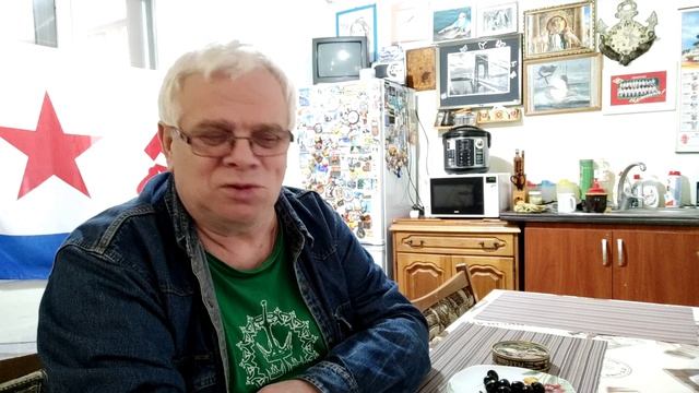 Мимо Дома Ветерана. Враг спокойно не пройдет.То соплями утереться. То объявление сорвёт. смотреть онлайн