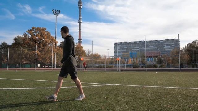 Слава из Живой Футбол учит крученому удару